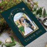 Cartão De Agradecimento Casamento Fotográfico de estrelas Douradas do Sol<br><div class="desc">Mística Chic Green Sun Moon Stars Astronomy Space Foto Casamento Celestial Astronômico Obrigado Cartões mostra o sol, a lua e as estrelas com um quadro de ouro rodeando sua foto favorita em um fundo verde. No verso, adicione a mensagem do seu obrigado personalizado e uma imagem adicional. Personalize editando o...</div>