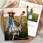 Cartão De Agradecimento Casamento Fotográfico do Script 2 de Caligrafia Mo<br><div class="desc">Cartões de agradecimentos de Casamento Fotográfico do Script 2 Foto do Modern Boho Chic. modelo obrigado de na moda com uma foto vertical de cheio na frente com o texto "Obrigado" em uma timírica carta esbranquiçada tipografia swash tail script white overlay na foto. Na parte de trás do obrigado pré-feito...</div>