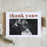Cartão De Agradecimento Casamento Fotográfico Terracotta Retro Bold<br><div class="desc">Expresse sua gratidão em estilo com nosso cartões de agradecimentos personalizável de casamento fotográfico, apresentando a tipografia retrô em terracota. Este design boho combina nostalgia com um toque moderno, fazer a maneira perfeita de obrigado seus convidados por compartilhar em seu dia especial. Personalize adicionando seus detalhes. Faça seus agradecimentos memoráveis...</div>