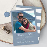 Cartão De Agradecimento Casamento Minimalista Azul e Dusty da Tipografia M<br><div class="desc">Diga obrigado em estilo com esta foto de casamento moderna e muito moderna,  obrigado cartas. O design é fácil de personalizar com sua própria foto e redação e sua família e amigos ficarão entusiasmados quando receberem esse obrigado fabuloso. Itens correspondentes podem ser encontrados na coleção.</div>