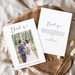 Cartão De Agradecimento Casamento Obrigado Foto Minimalista<br><div class="desc">Casamento romântico Obrigado Cartões que têm uma foto na frente e atrás. Os cartões de agradecimento contêm uma tipografia cursiva moderna,  escrita com letra de mão,  que é elegante,  simples e moderna para usar depois de você celebrar o dia de casamento simples e minimalista.</div>
