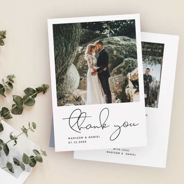 Cartão De Agradecimento Casamento Simples de Foto de Script Moderno Minima (Romantic wedding thank you card with a couple in formal attire embracing on a rocky landscape. )