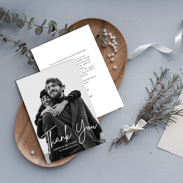 Cartão De Agradecimento Casamento Simples Foto Moderno Script (Modern script photo wedding thank you card shares heartfelt gratitude with a personal touch)