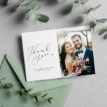 Cartão De Agradecimento casamento simples preto e branco<br><div class="desc">Um cartões de agradecimentos de casamento simples moderno com um maravilhoso roteiro preto e uma foto personalizada da noiva e do noivo. Adicione seu próprio texto e um obrigado pessoal que você envia aos seus convidados.</div>