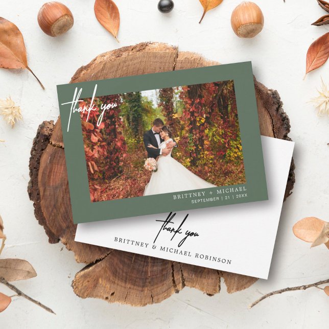 Cartão De Agradecimento Casamento Verde de Sage Moderno Simples (Modern elegant wedding thank you card with a wedding photo on the front and simple hand written font)