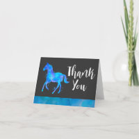 Cavalo selvagem no obrigado azul e roxo da