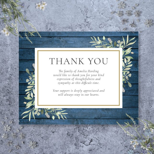 Cartão De Agradecimento Celebração de Vida Funeral de Folhagem Rústica Azu (Blue Rustic Greenery Funeral Celebration of Life Thank You Card)