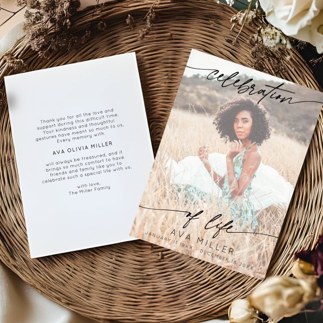 Cartão De Agradecimento Celebration of Life Script Funeral Photo | White (Criador carregado)