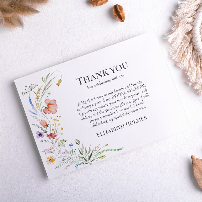 Cartão De Agradecimento Chá de Bebê Boho de Campo de Flores Silvestres (Boho Wildflower Meadow Bridal Shower Thank You Card on a table with neutral boho decor.
)