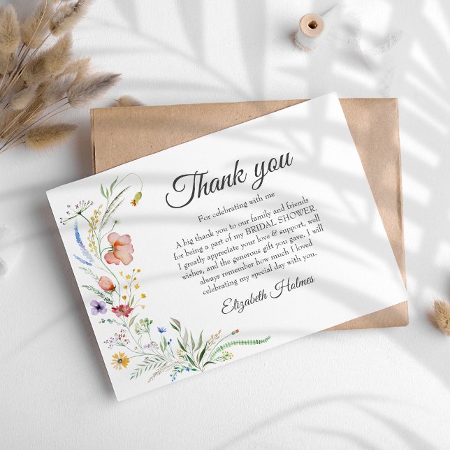 Cartão De Agradecimento Chá de Bebê de Campo com Flores Silvestres Boêmias (Bohemian Wildflower Meadow Bridal Shower Thank You Card on a sunny boho table.)