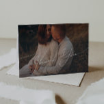 Cartão De Agradecimento Chá de fraldas De Fotografia Dobrada Neutral Por S<br><div class="desc">Apresentando nosso cartões de agradecimentos de chá de fraldas fotográfico dobrado, imparcial em relação ao gênero, perfeito para qualquer estação, seja no outono, no inverno, na primavera ou no verão! Este cartão tem uma vibração boho-chic com caligrafia moderna e elegante e um design preto-e-branco minimalista. É bonito e único, com...</div>