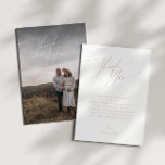 Cartão De Agradecimento Chá de fraldas de Fotografias Verticais Simples Ro<br><div class="desc">Apresentamos nosso cartões de agradecimentos de chá de fraldas vertical, simples e empoeirado, perfeito para seu simples primavera de boho ou celebração de verão! Este cartão tem uma vibração pincelada, leve e boicotada com caligrafia elegante e um delicado design minimalista, fazer ideal para as meninas. Além disso, é editável, então...</div>