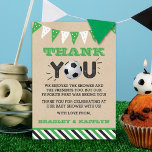 Cartão De Agradecimento Chá de fraldas de futebol pensado<br><div class="desc">Diga obrigado seu estilo com este chá de fraldas de tendências,  obrigado cartas. A formulação modelo é fácil de personalizar e sua família e amigos ficarão entusiasmados quando receberem esse obrigado fabuloso.</div>