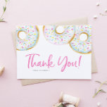 Cartão De Agradecimento Chá de fraldas de Rosquinhas Sprinkkkle branco de<br><div class="desc">Enviar obrigados com este cartões de agradecimentos personalizável. Apresenta rosquinhas de cor aquosa,  de vidro branco,  com pulverizações coloridas. Personalize adicionando seus detalhes. Este cartões de agradecimentos rosquinha é perfeito para uso pessoal e comercial. Outras cores estão disponíveis.</div>