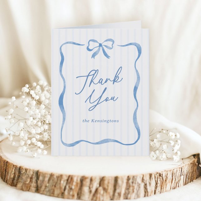 Cartão De Agradecimento Chá de fraldas do Arco de fita azul ondulada (baby shower thank you card with blue painted bow and wavy ribbon)