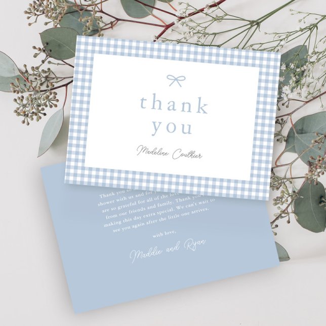 Cartão De Agradecimento Chá de fraldas Simples de Meninos Azuis Elegante (Dusty blue bow gingham boys baby shower thank you cards.)