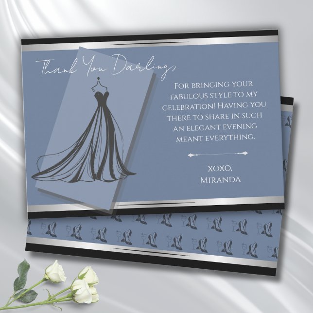 Cartão de Agradecimento Chic Cerúleo Moda Gala (Chic cerulean blue fashion gala thank you card featuring silver accents and couture gown sketch.)
