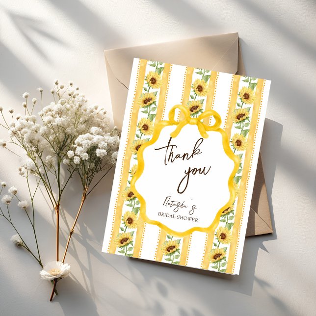 Cartão De Agradecimento Chuva de noiva amarelo girassol apaixonado (Fall in love sunflowers yellow stripes bridal shower thank you card retro grand millennial thank you)