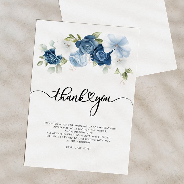 Cartão De Agradecimento Chuva de Noiva Azul Empoeirado Floral (Dusty Blue Floral Script Bridal Shower Thank You Card)