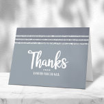 Cartão De Agradecimento Cinza Silver Bar Mitzvah Tallit Modern Bold Script<br><div class="desc">Certifique-se de que seu Bar favorito Mitzvah mostre seu apreço a todos que apoiaram seu evento de marco! Envie este cartões de agradecimentos legal, único, moderno e personalizado. A tipografia branca e a preto, Star of David, e uma cinza suave e a lupa de prata com taluzinho, inspiraram uma camada...</div>