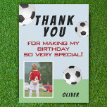 Cartão De Agradecimento Cute Soccer Balls Kids Birthday Photo<br><div class="desc">Cute Soccer Ball Kids Birthday Thank You Card with a Photo. Soccer themed birthday thank you card with a thank you message, child`s name, child`s photo and soccer balls. On the back of the card are soccer balls. Personalize this soccer card with your name and your child`s photo. You can...</div>