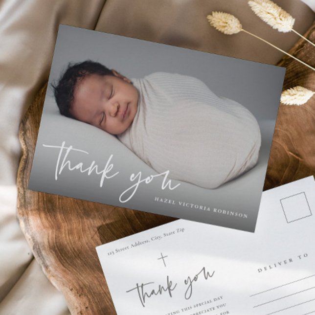 Cartão de Agradecimento de Batismo Religioso com R (Simple modern script baby photo baptism thank you postcard.)