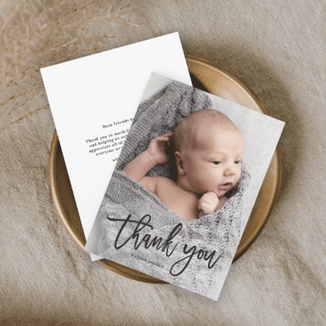 Cartão de agradecimento de bebê com foto manuscrit (Simple baby photo thank you card with modern handwritten script overlay typography.)