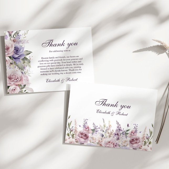 Cartão de Agradecimento de Casamento com Flor de L (Boho Mauve and Lilac Floral Wedding Thank You Card on a sunny white table with a tiny dry botanical)