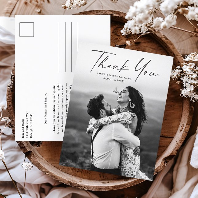 Cartão de Agradecimento de Casamento com Foto e Ro (Modern script wedding photo thank you postcard.)