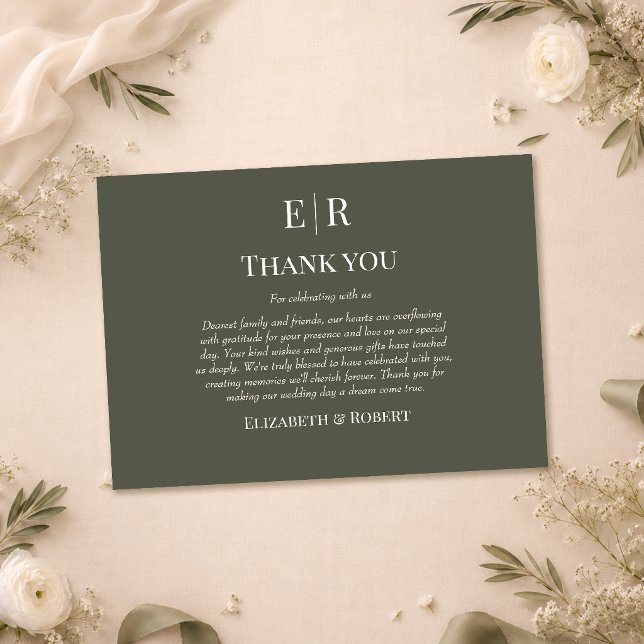 Cartão de Agradecimento de Casamento com Monograma (Dark Olive Monogram Wedding Thank You Card on a table with with flowers and wedding decor)