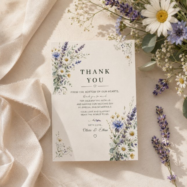 Cartão de Agradecimento de Casamento em Prado de F (Elegant Thank You card styled with fresh wildflowers and soft natural light.)