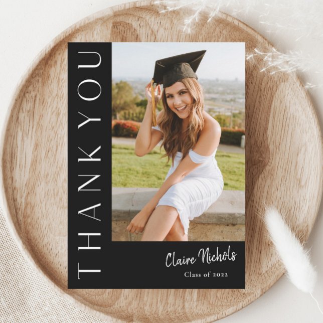Cartão de agradecimento de formatura com foto vert (Modern typography black and white photo graduation thank you card.)