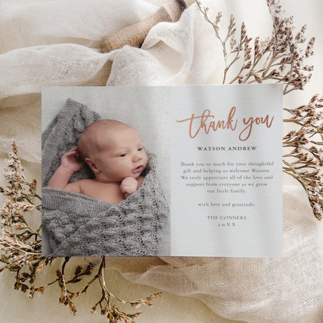 Cartão de agradecimento de foto de bebê com script (Modern rose gold script calligraphy baby photo thank you card.)