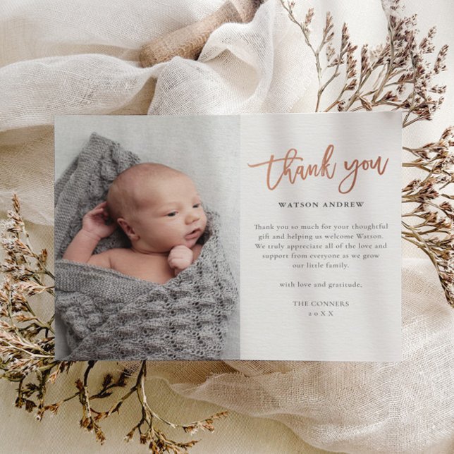 Cartão de agradecimento de foto de bebê com script (Modern script rose gold photo baby thank you card in ivory.)