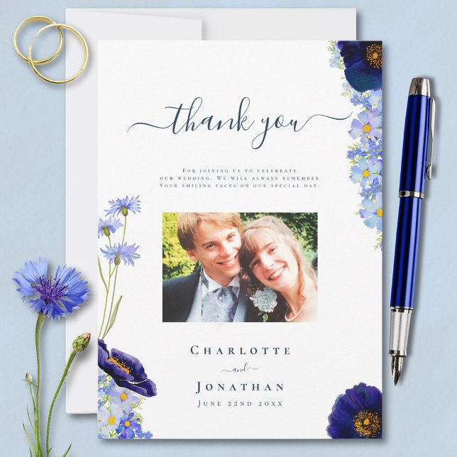 Cartão de Agradecimento de Foto de Casamento com F (Elegant blue summer floral personalized wedding photo thank you card with watercolor wildflowers )