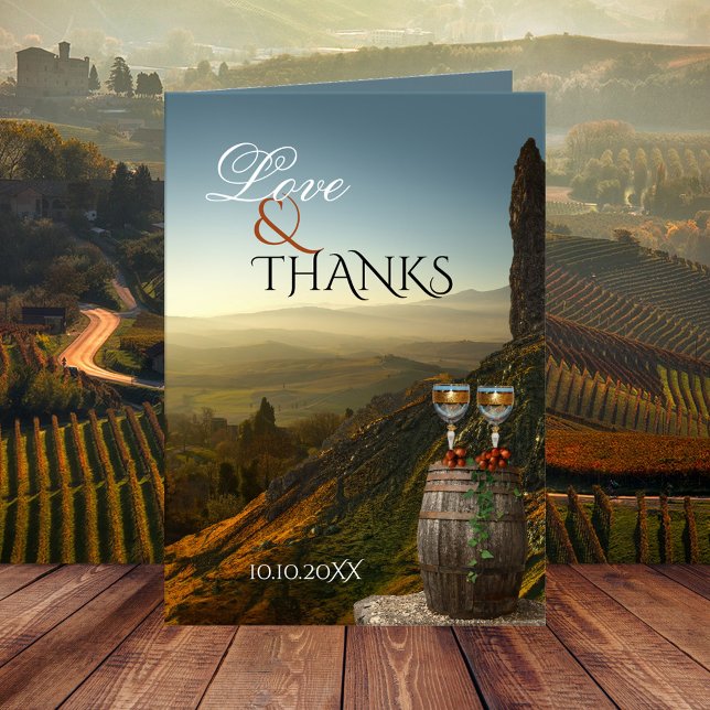 Cartão de Agradecimento de Foto de Casamento de Vi (Wedding Thank You card showing two wine glasses and grapes on a wine barrel overlooking a vineyard)