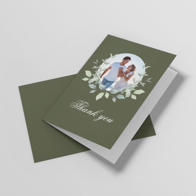 Cartão de Agradecimento de Foto em Coroa de Olivei (Olive green horizontal wedding thank you card with photo wreath and elegant script)