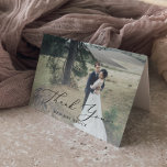 Cartão De Agradecimento Delicar Caligrafia - Sobreposição de Fotografias L<br><div class="desc">Este delicado cartões de agradecimentos de caligrafia leve é perfeito para um casamento moderno. A design romântica minimalista apresenta uma magnífica e elegante tipografia negra num fundo fotográfico com um aspecto simples e limpo. Personalize o dentro da placa com seus nomes e uma mensagem de obrigado. Como alternativa, deixe o...</div>