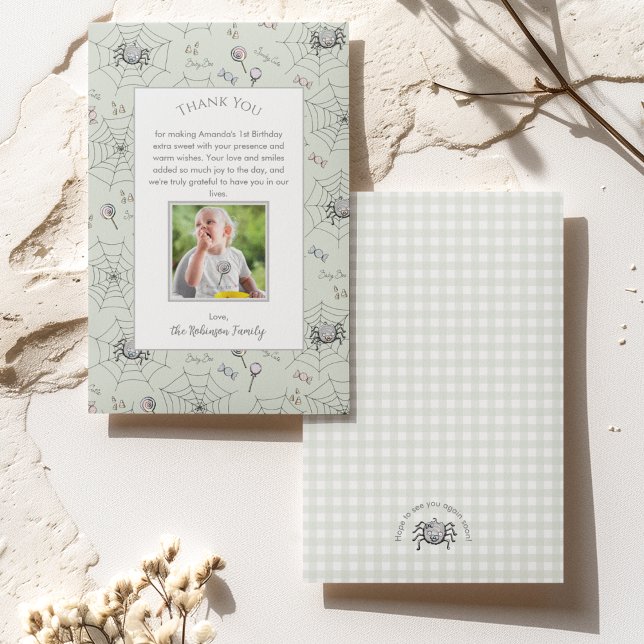 Cartão de Agradecimento do Bebê de Ginga Verde par (Cute Green Pattern of Baby Spiders, Webs, Candy & Cute Phrases (Baby Boo, Spooky Cute) Gingham Back)