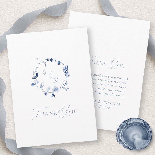 Cartão De Agradecimento Dusty Blue Floral Monogram Thank You Card (Criador carregado)