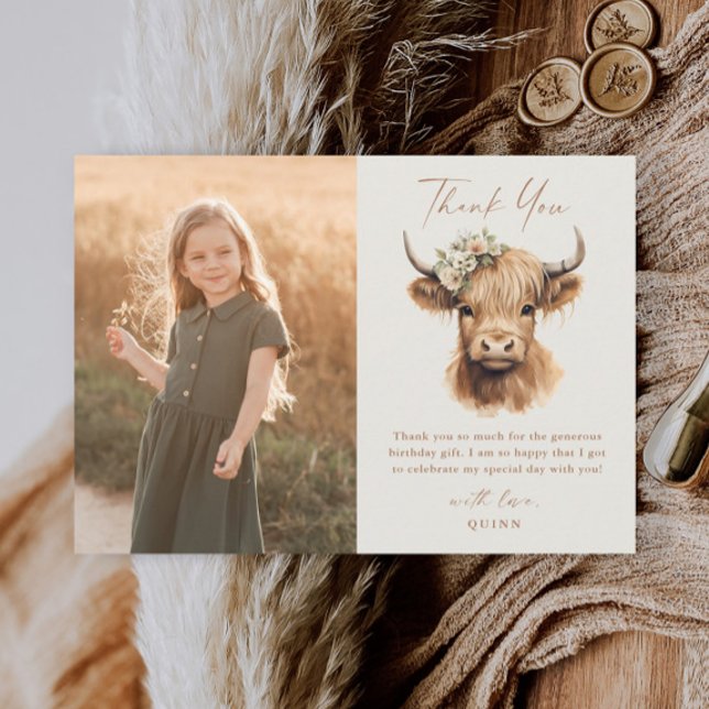 Cartão De Agradecimento Elegante Boho Highland Cow Crianças Foto Aniversár (Boho highland cow script kids photo thank you card.)