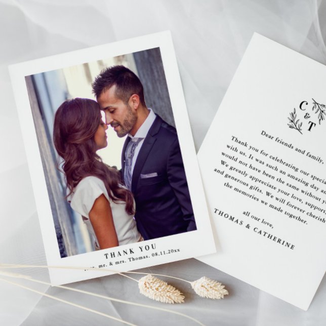 Cartão De Agradecimento Elegante Monograma Greenery Deixa Foto De Casament (Simple Wedding Photo Thank You Card with Greenery Monogram.)