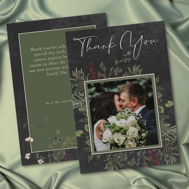 Cartão De Agradecimento Elegantes Bagas de Inverno & Noiva Preta de Pinhei (Elegant Winter Berries & Pine Black Wedding Thank You Card)