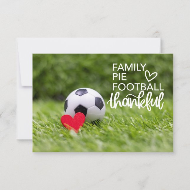 Cartão De Agradecimento Esfera de futebol com coração vermelho sobre grama (Frente)