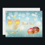 Cartão De Agradecimento Feliz Festa de Chanucá, Belo Decoração, Judeu<br><div class="desc">Feliz Festa de Hanukkah Belo Festival de Decoração das Luzes Judaicas Feriado, Obrigado! Cartão. Antecedentes judaicos de Holiday Hanukkah com símbolos tradicionais de Chanukah - dragas de madeira (topo de fiação), rosquinhas, menorah, velas, estrela de David e luzes brilhantes Papel de parede de textura antiga de papel vintage madeira festiva...</div>