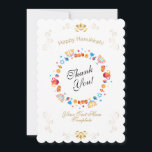 Cartão De Agradecimento Feliz Festa de Chanucá - Belo Personagem de Decora<br><div class="desc">Obrigado! Festival de decoração de Luzes Judias Feliz de Festa Chanucá. Antecedentes judaicos Holiday Hanukkah com símbolos tradicionais Chanukah - sonhos de madeira (rodando no topo), rosquinhas, menorah, velas, estrela de David e luzes brilhantes, confetti, luzes brilhantes, vintage, fundo branco. Modelo de texto personalizado. Decoração de Eventos do Festival de...</div>