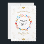 Cartão De Agradecimento Feliz Festa de Chanucá - Belo Personagem de Decora<br><div class="desc">Obrigado! Festival de decoração de Luzes Judias Feliz de Festa Chanucá. Antecedentes judaicos Holiday Hanukkah com símbolos tradicionais Chanukah - sonhos de madeira (rodando no topo), rosquinhas, menorah, velas, estrela de David e luzes brilhantes, confetti, luzes brilhantes, vintage, fundo branco. Modelo de texto personalizado. Decoração de Eventos do Festival de...</div>