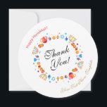 Cartão De Agradecimento Feliz Festa de Chanucá - Belo Personagem de Decora<br><div class="desc">Obrigado! Festival de decoração de Luzes Judias Feliz de Festa Chanucá. Antecedentes judaicos Holiday Hanukkah com símbolos tradicionais Chanukah - sonhos de madeira (rodando no topo), rosquinhas, menorah, velas, estrela de David e luzes brilhantes, confetti, luzes brilhantes, vintage, fundo branco. Modelo de texto personalizado. Decoração de Eventos do Festival de...</div>