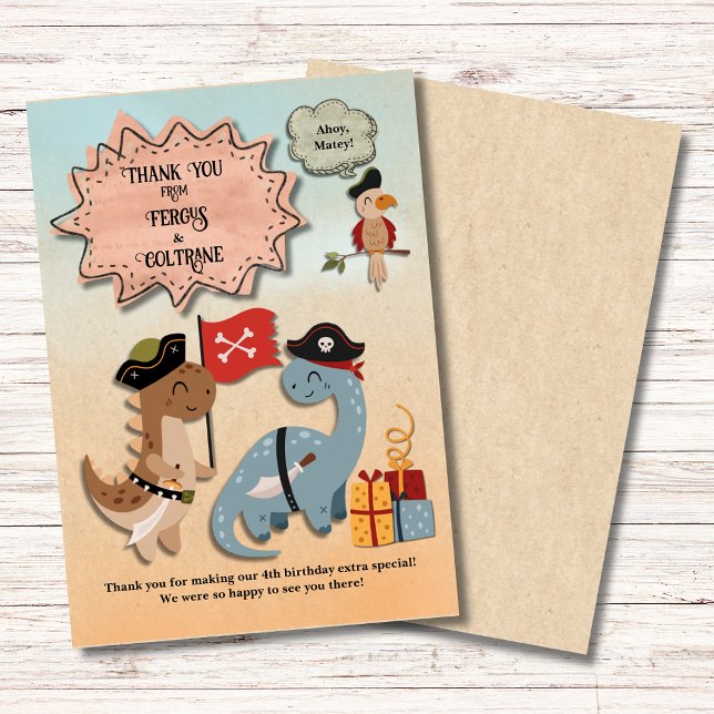 Cartão De Agradecimento Festa de Aniversário dos Gêmeos Pirata Dinossauro  (Dinosaur Pirate Twins Birthday Party Thank You Card. Boys will love the cute T-Rex & Brontosaurus!)