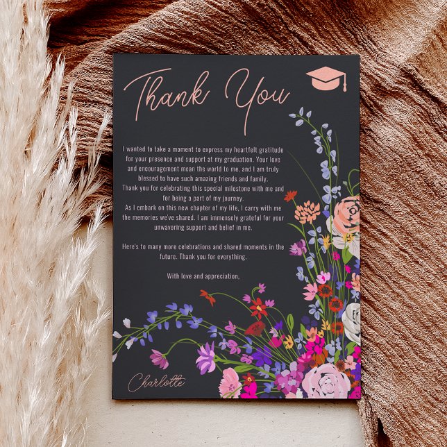 Cartão De Agradecimento flores silvestres modernas chic script preto gradu (Modern chic wild flowers script dark graduation thank you card)